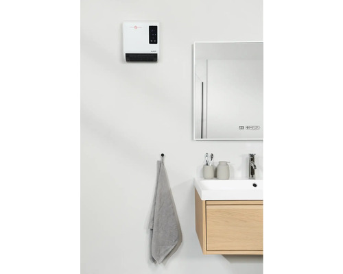 Moderne badkamer met verwarming, spiegel, wastafel en handdoek