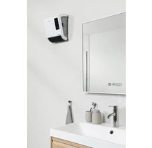 Badkamer met verwarming, spiegel, wastafel, kraan, handdoek en accessoires