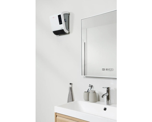 Badkamer met verwarming, spiegel, wastafel, kraan, handdoek en accessoires