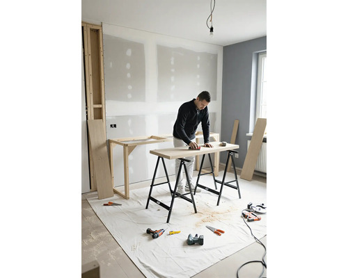 Man schuurt houten plaat op twee schragen in een ruimte