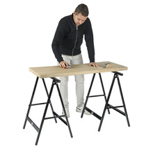 Man schuurt houten plank op werkbank met schragen