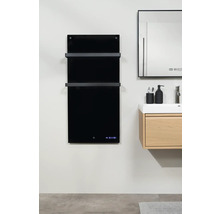 Badkamer met zwarte handdoekradiator, spiegel en wastafelonderkast