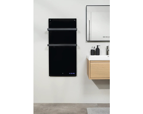 Badkamer met zwarte handdoekradiator, spiegel en wastafelonderkast