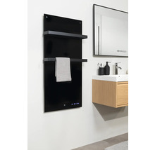 Badkamer met zwarte handdoekverwarmer, handdoek en wastafel