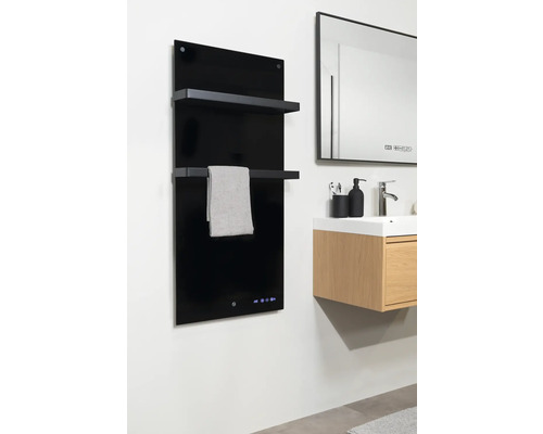 Badkamer met zwarte handdoekverwarmer, handdoek en wastafel