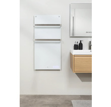 Moderne badkamer met handdoekradiator, wastafel en spiegel