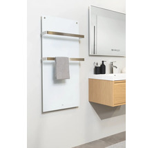 Badkamer met handdoekverwarmer, wastafelonderkast en spiegel