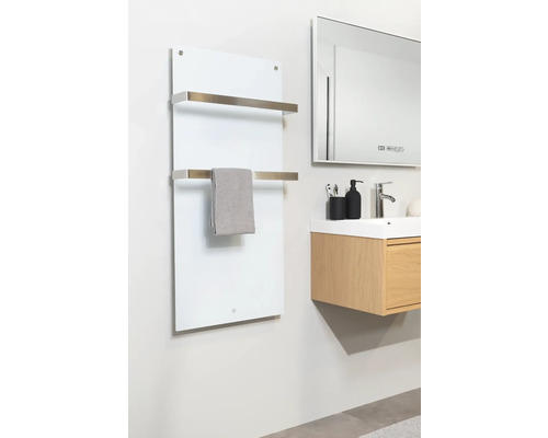 Badkamer met handdoekverwarmer, wastafelonderkast en spiegel