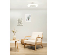 Woonkamer met plafondventilator en zithoek