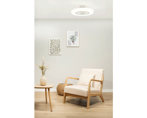 Woonkamer met plafondventilator en zithoek