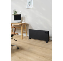 Kantoor met bureau, computer, bureaustoel en een zwarte radiator