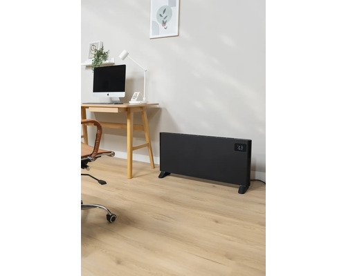 Kantoor met bureau, computer, bureaustoel en een zwarte radiator