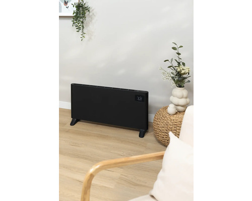 Zwarte verwarming in de woonkamer