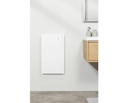 Moderne badkamer met witte radiator aan de muur naast een wastafel