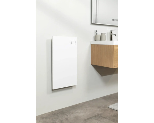 Badkamer met witte verwarming aan de muur en wastafelmeubel met spiegel