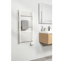 Badkamer met witte radiator, handdoek en wastafel
