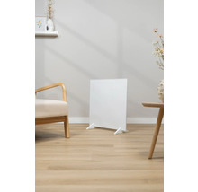 Witte infraroodverwarming staat in een heldere woonkamer.