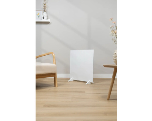 Witte infraroodverwarming staat in een heldere woonkamer.