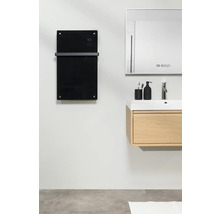 Moderne badkamer met zwarte glazen radiator en wastafelmeubel met spiegel