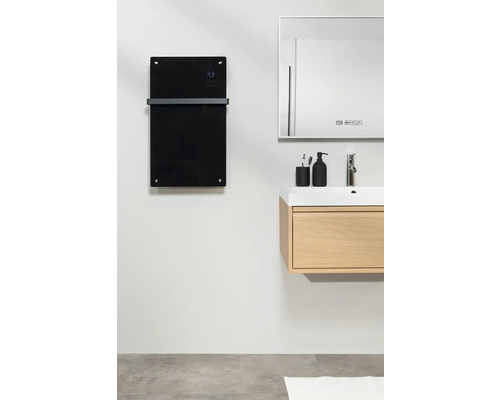 Moderne badkamer met zwarte glazen radiator en wastafelmeubel met spiegel