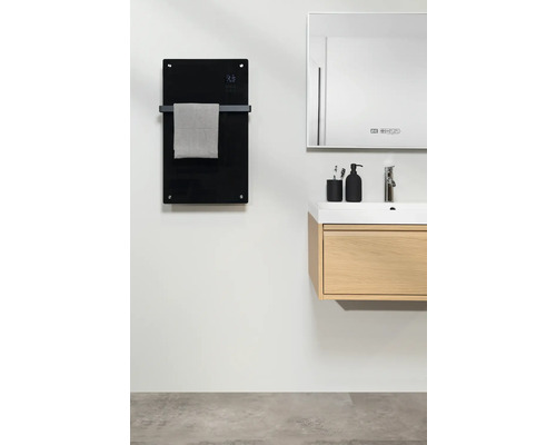 Moderne badkamer met wastafelonderkast, spiegel en handdoekradiator