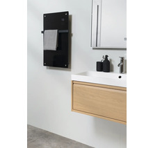 Badkamer met wastafel, spiegelkast en handdoekradiator