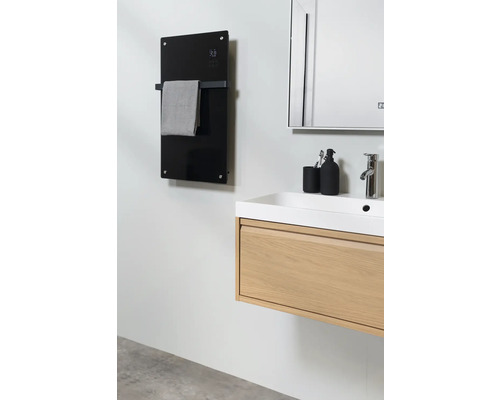 Badkamer met wastafel, spiegelkast en handdoekradiator