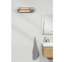 Badkamer met infraroodstraler aan de muur, wastafel en spiegel