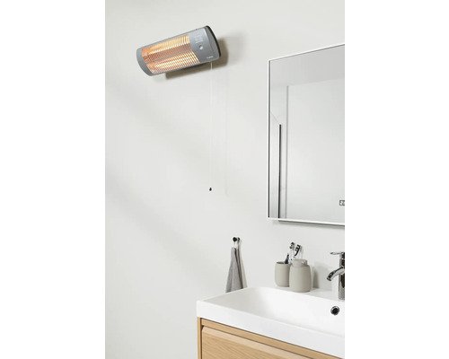 Badkamer met infraroodstraler aan de wand gemonteerd