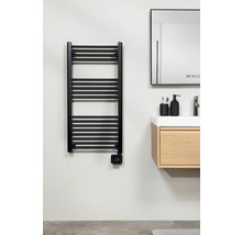 Badkamer met handdoekradiator, spiegel, wastafel en onderkast