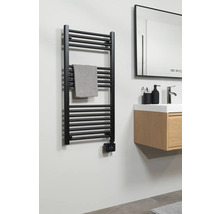 Zwarte handdoekverwarmer met handdoek in de badkamer