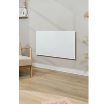 Woonkamer met een aan de wand gemonteerd verwarmingspaneel en een fauteuil