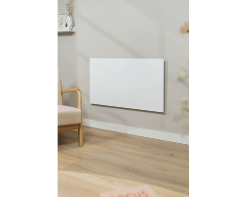 Woonkamer met een aan de wand gemonteerd verwarmingspaneel en een fauteuil