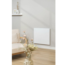 Woonkamer met wandverwarming, fauteuil en decoratie