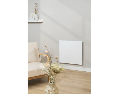 Woonkamer met wandverwarming, fauteuil en decoratie