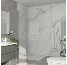 Badkamer met douche, wastafel en toilet