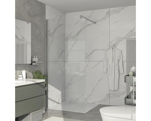 Badkamer met douche, wastafel en toilet