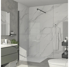 Badkamer met douche, wastafel, toilet en marmeren wand