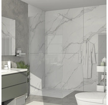 Lichte badkamer met douche, wastafel, spiegel en toilet