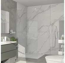 Moderne badkamer met inloopdouche, wastafelonderkast en marmeren wand