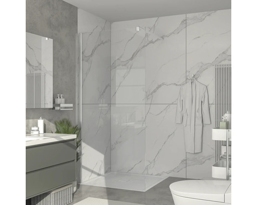 Moderne badkamer met inloopdouche, wastafelonderkast en marmeren wand