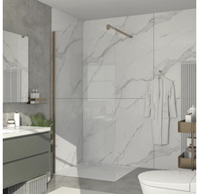 Moderne badkamer met douche, wastafel en toilet.