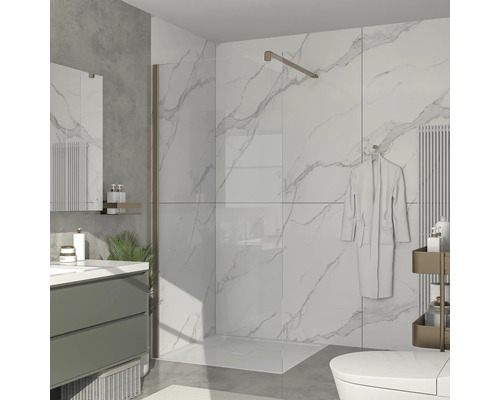 Moderne badkamer met douche, wastafel en toilet.