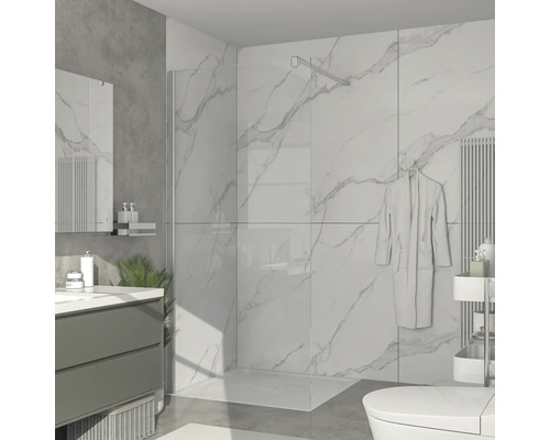 Badkamer met douche, wastafel, spiegel en toilet in helder design