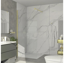 Moderne badkamer met douche, wastafel en toilet tegen witte marmeren muur