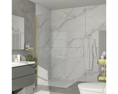 Moderne badkamer met douche, wastafel en toilet tegen witte marmeren muur