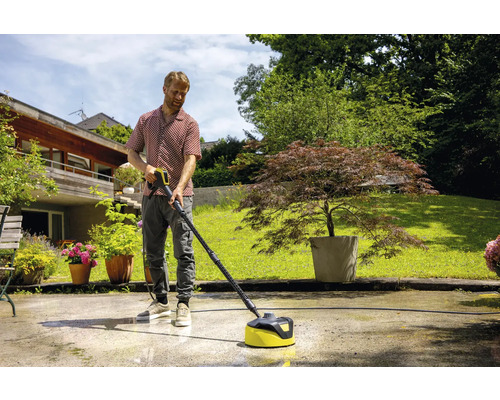 Man reinigt terras met hogedrukreiniger