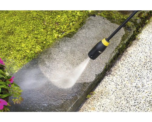 Hogedrukreiniger in gebruik voor het reinigen van een stenen terras