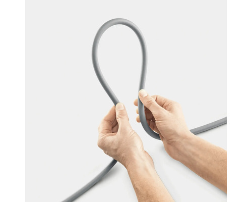 Een grijze slang wordt vastgehouden door twee handen.