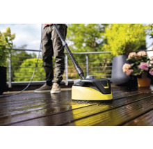 Terrasreiniger in gebruik op een houten terras